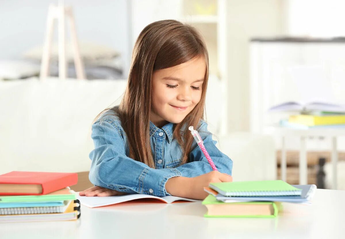 Is she going to do homework. Девочка учит уроки. Школьник за уроками. Ребенок за уроками. Ребенок выполняет домашнее задание.
