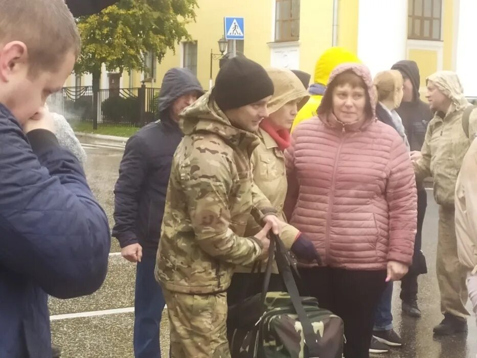 Осенняя мобилизация. Мобилизация прощание. прощание мобилизованных. калуга мобилизация 2025.