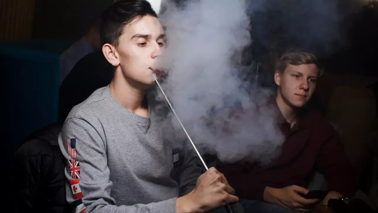 Дети курящие вейп. Тимур Гаязов курит кальян. Кальян и подростки. Подростки курят кальян. Школьники курят.