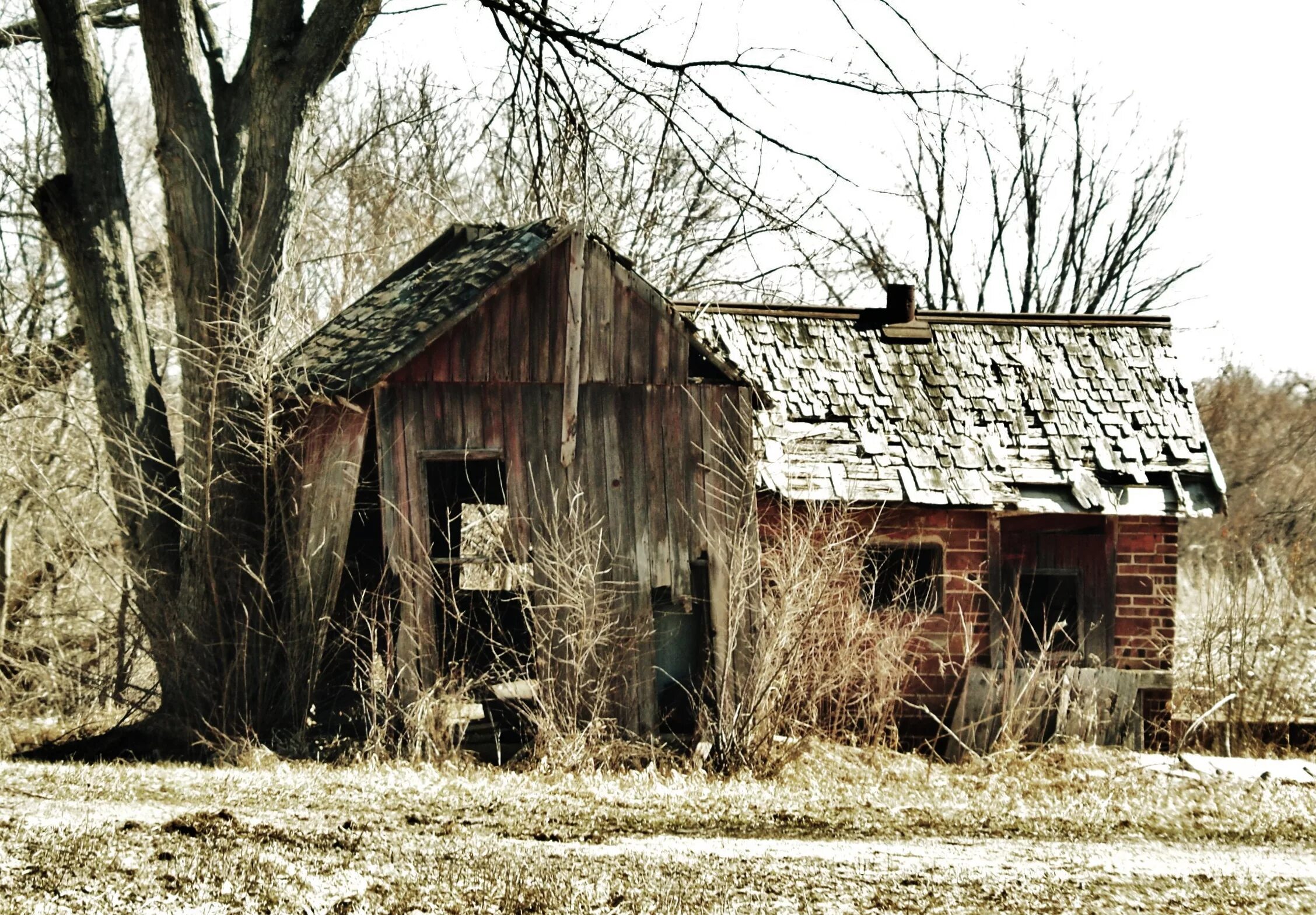 Abandoned village. Заброшенный сарай деревня. Страшный сарай. Заброшенная американская деревня. Заброшка сарай.