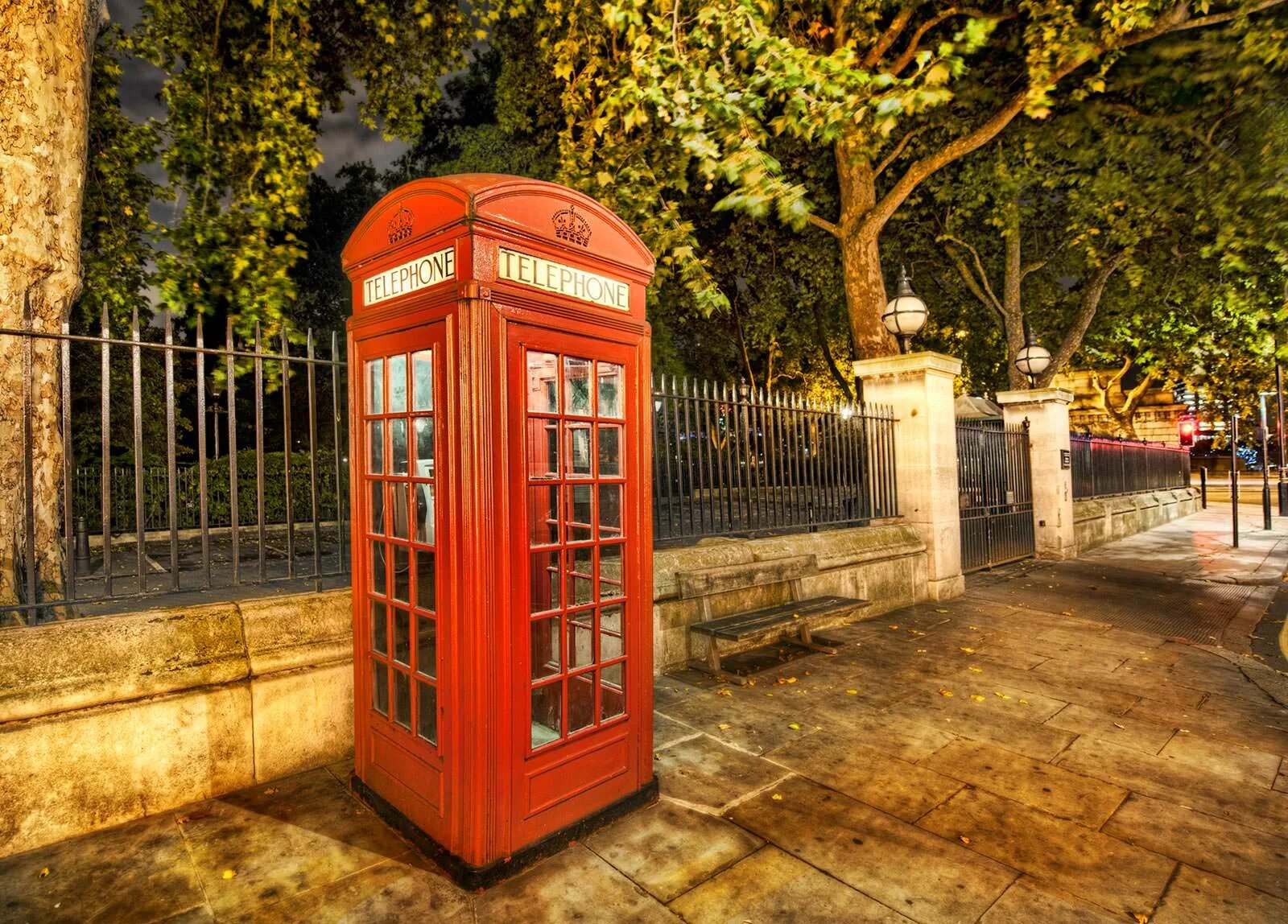Британия телефон. Красная будка в Лондоне. Телефонная будка в Великобритании. Англий телефонная будка Лондон. Красные Телефонные будки в Англии.