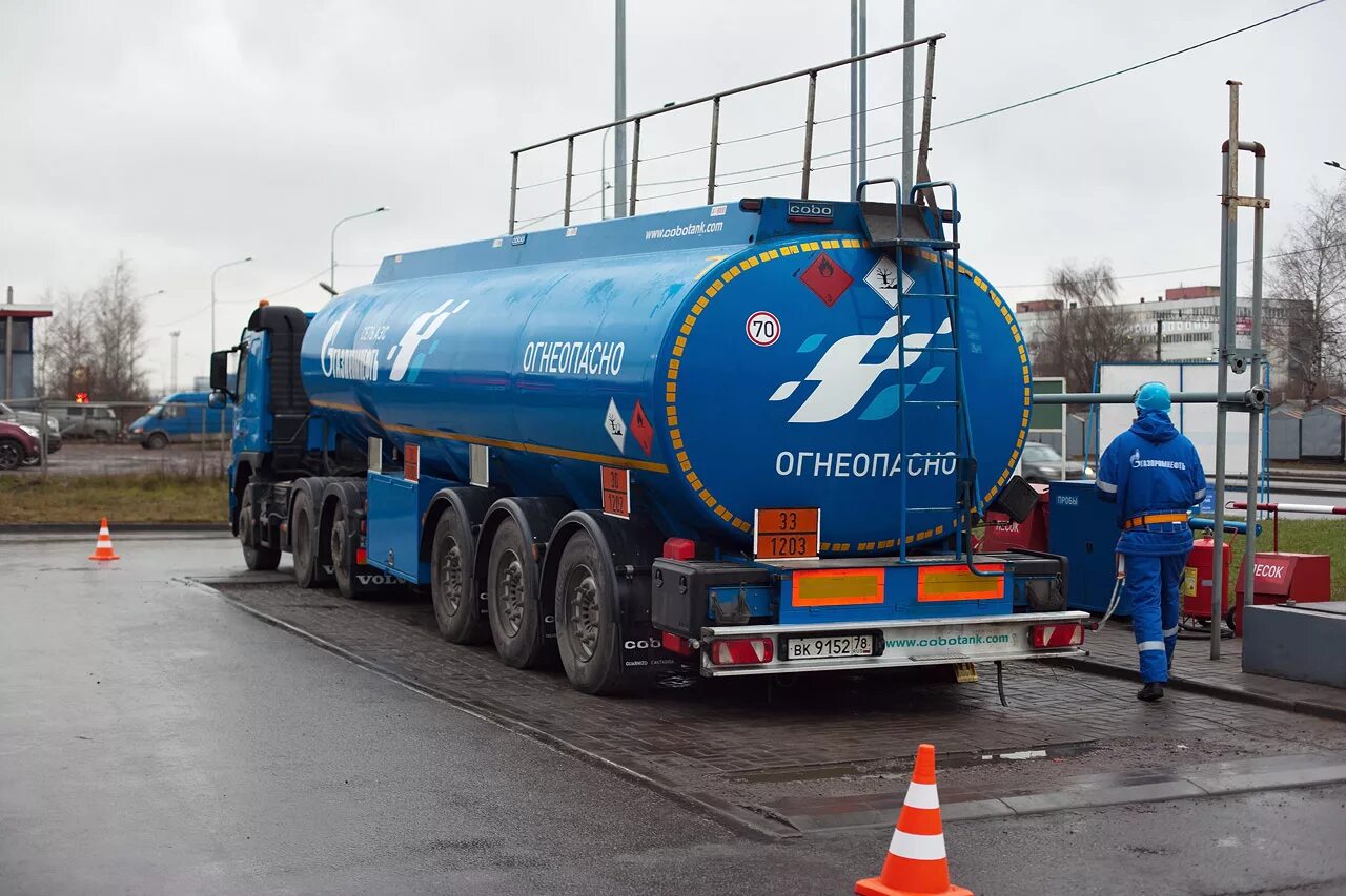 Топливо для грузовых автомобилей. Бензовоз Газпромнефть АЗС.