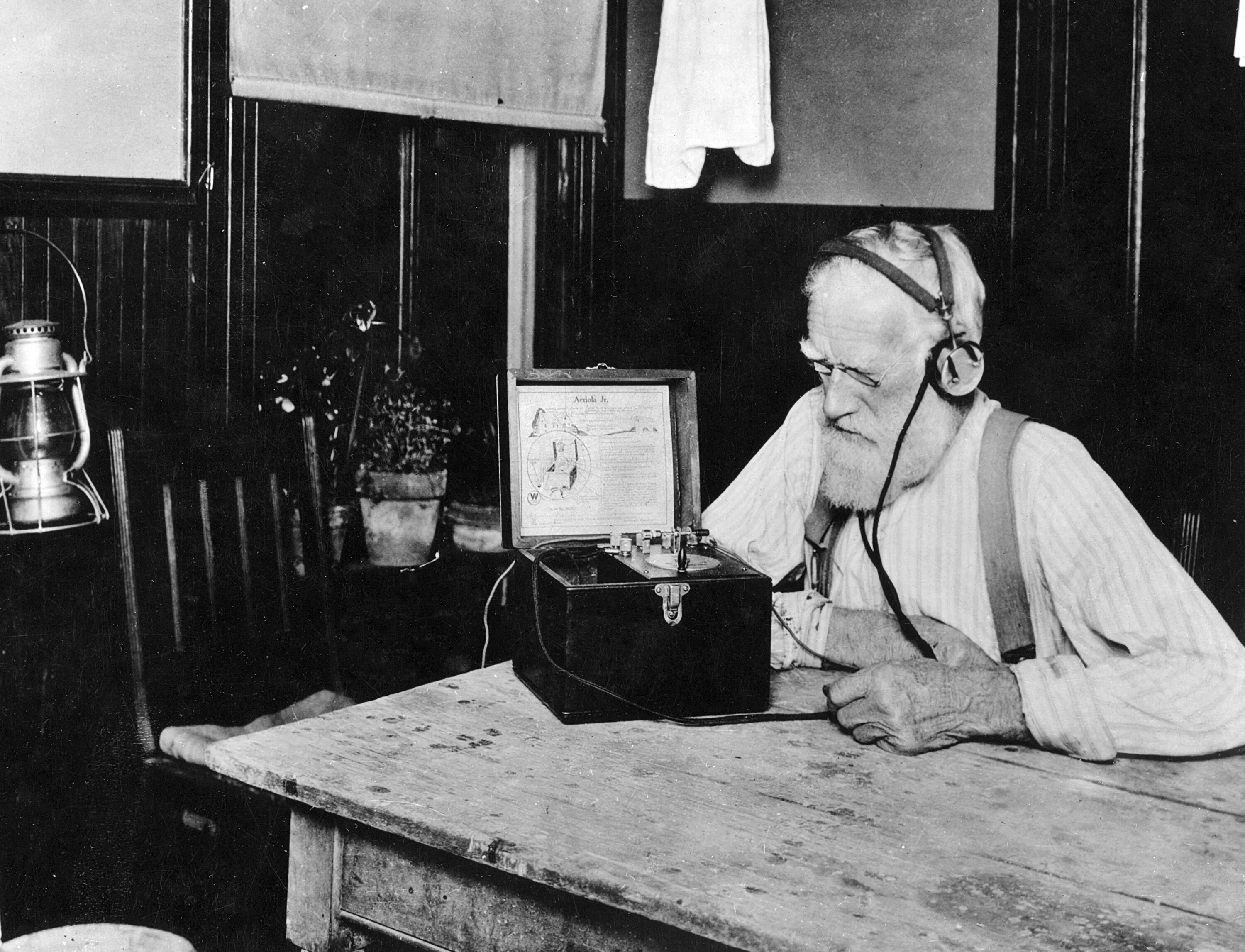 Радио новое время. Первый радиоприемник. Самый первый радиоприемник. Радиовещание 1920. Первая радиостанция в мире.