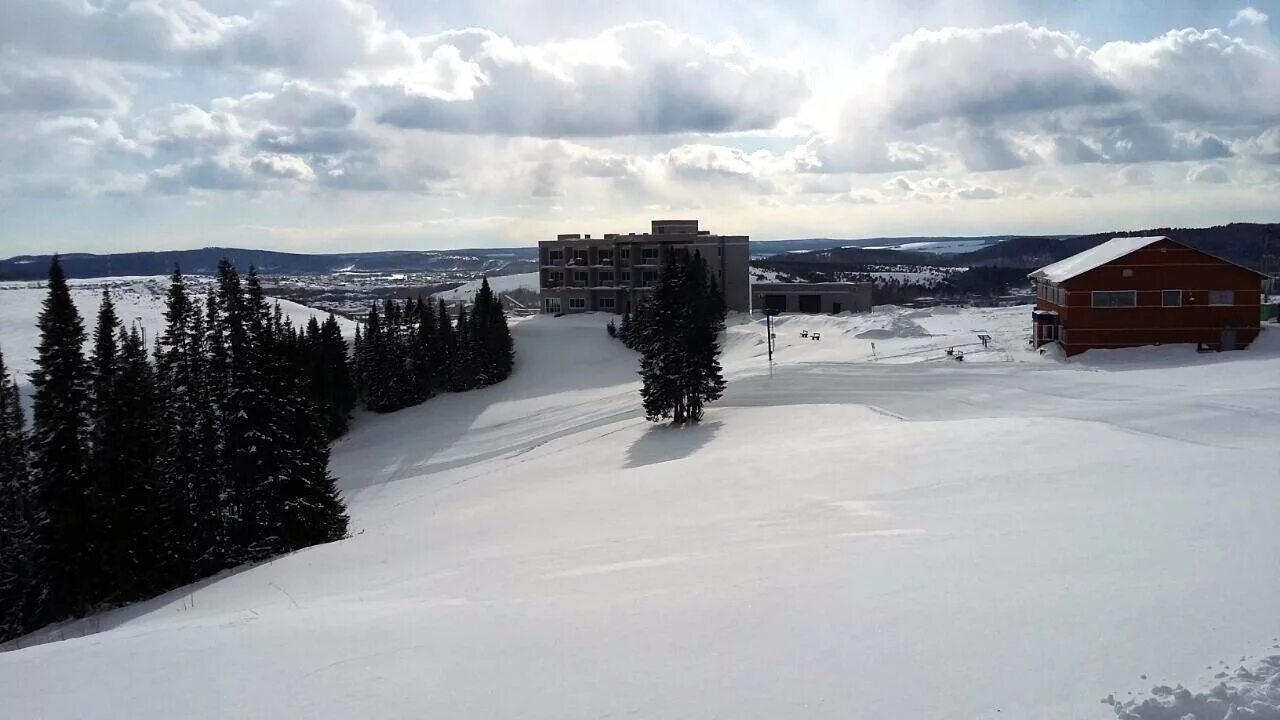 Михайловск в контакте свердловская. Гора Воронина Михайловск гостиница. Гора Воронина горнолыжный комплекс. ГЛК Воронина гора Михайловск. Михайловск Свердловская область горнолыжка.