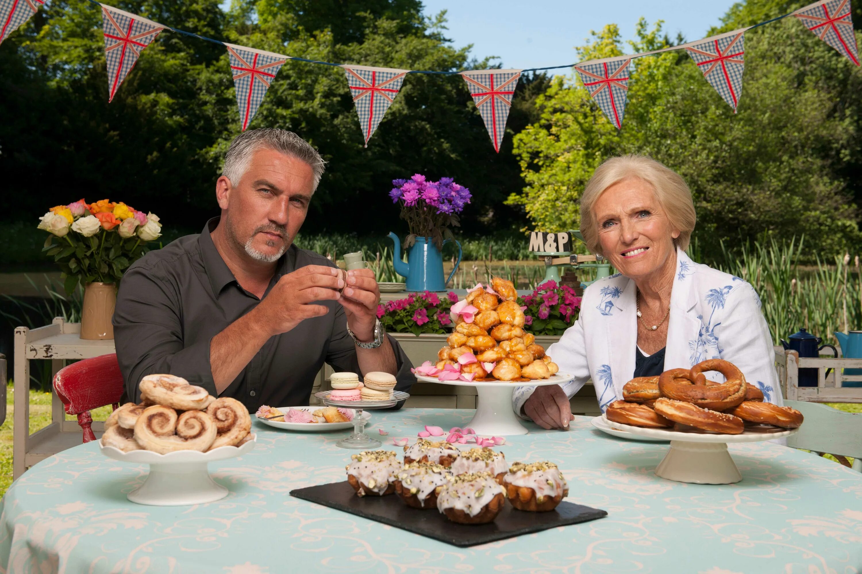 Лучший пекарь британии 13. The great british bake off ведущие. the great british bake off». шоу. великий пекарь британии судьи. пол голливуд великий пекарь британии.