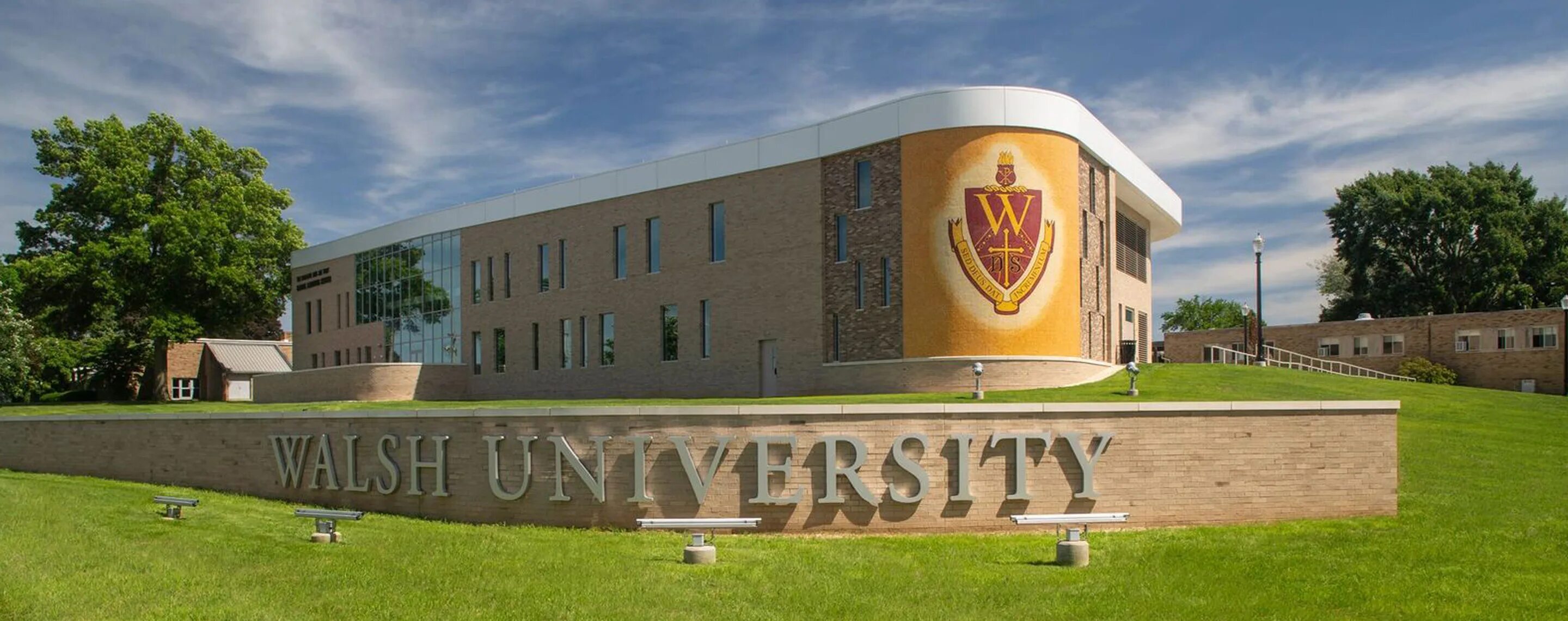 I am applying to university. Walsh institute. walsh university где находится. welcome to the university. family hall.