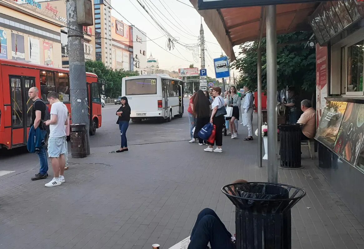 Автобусы воронеж изменения. Остановка. Остановка автобуса. Улица с автобусной остановкой. Очередь на автобус.