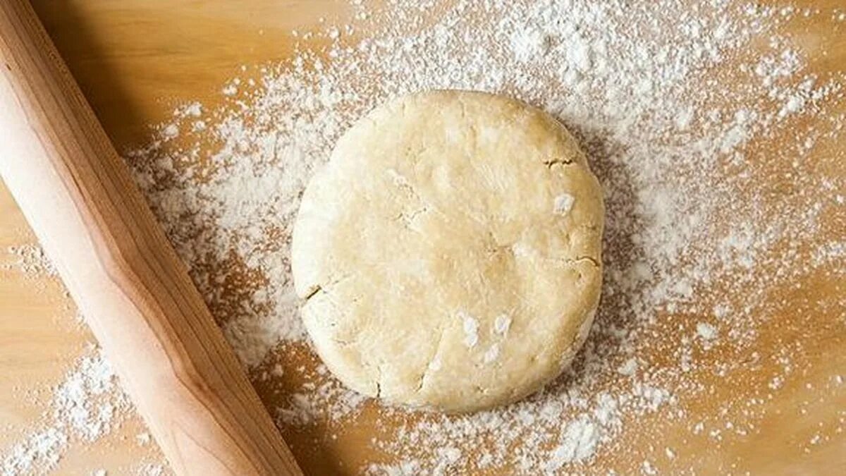 Тесто универсальное дрожжевое. Тесто домашнее для пирожков. Тесто на хлеб дрожжевое. Тесто для пирога как пух. Дрожжевое тесто для пиццы тесто на кефире.