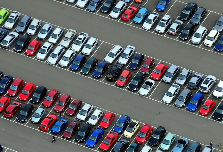 Где можно оставлять автомобиль. Парковочное место. Стоянка машин. Парковка автомобиля. Парковка у дома.