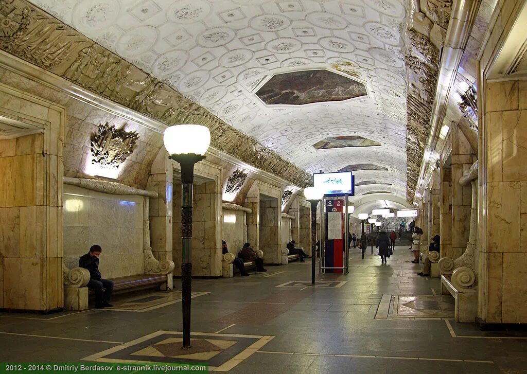 Станции замоскворецкой линии московского метрополитена. Станция метро Новокузнецкая Замоскворецкой линии. Метро Новокузнецкая вестибюль. Метро Новокузнецкая 1943. Павелецкая (станция метро, Замоскворецкая линия).