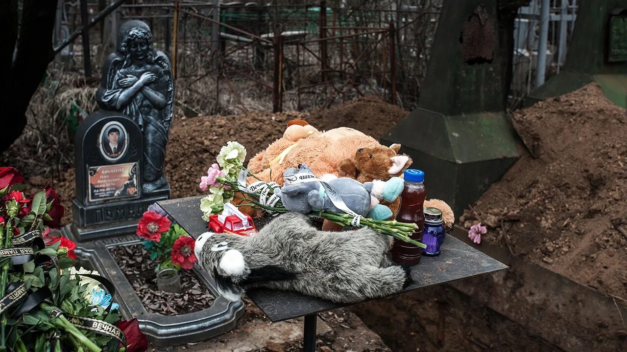 Убивают детей донбасса. Горловская Мадонна Горловская. Могилы детей на кладбищах.