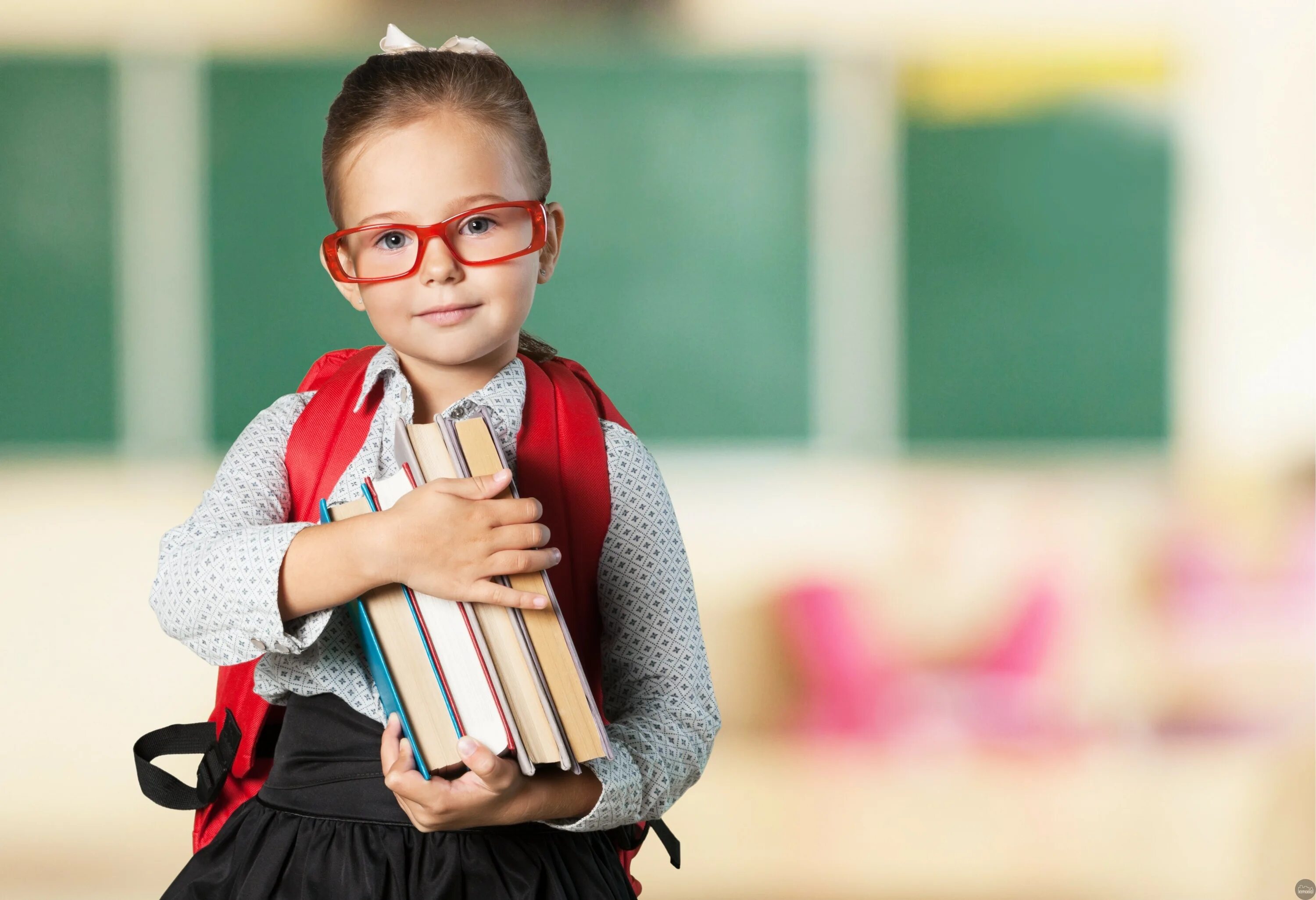 Student children. Дети в школе. Первоклассник. Дети школьники. Радостный школьник.