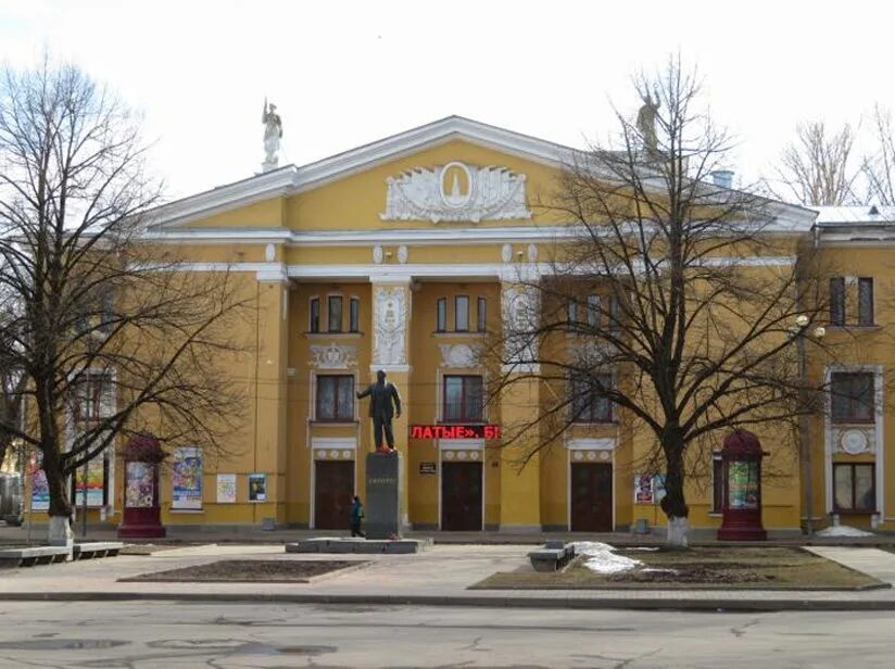 Волхов культура. Здание волховский городской дворец культуры. Здание волховский городской дворец культуры. Город волхов дк железнодорожник. Площадь ленина волхов.