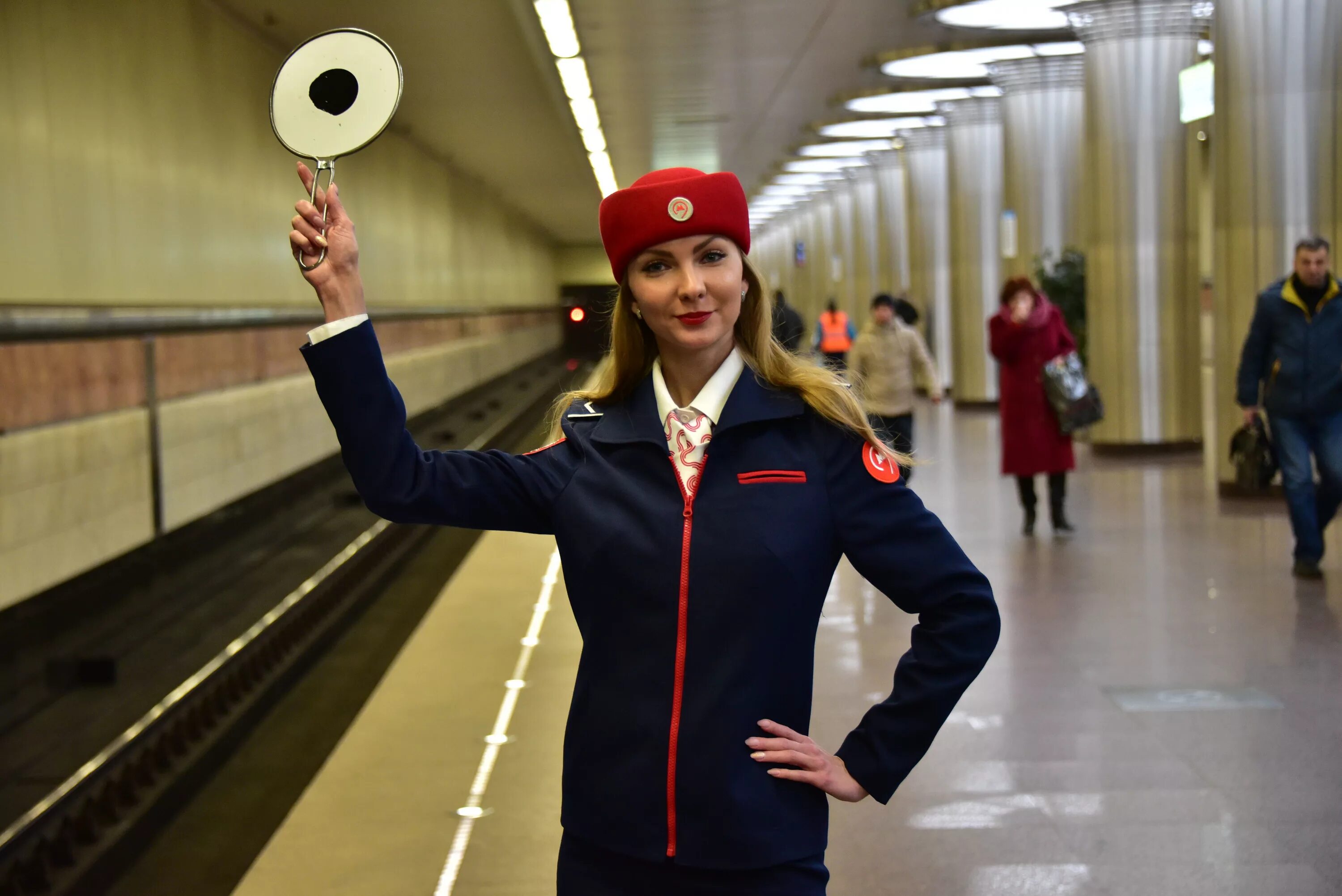 Номер дежурного по вокзалу. Форма сотрудников Московского метрополитена. Московский метрополитен форма дежурного станции. Форма работников метрополитена Москвы. Московский метрополитен дежурный по станции.