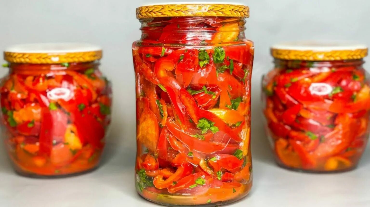 Салат из помидоров перцев моркови. Болгарский перец по корейски на зиму. заготовки из перца болгарского на зиму. салат из перца на зиму. салат из болгарского перца на зиму.