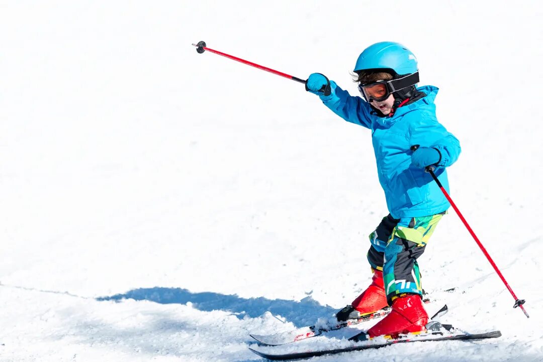 Дети на лыжах. Горнолыжный спорт дети. Мальчик на лыжах. Лыжные гонки дети.