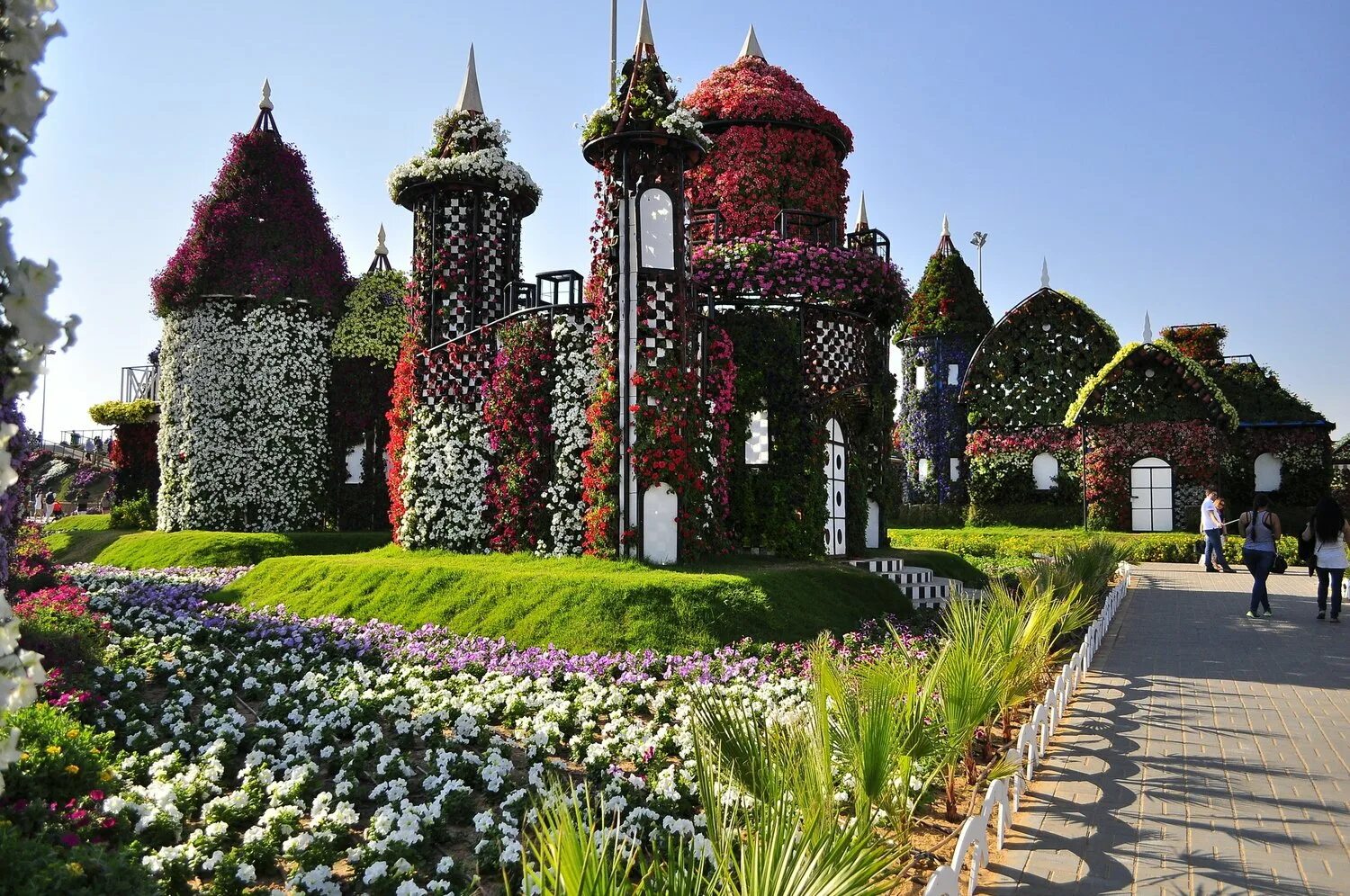 Самые удивительные парки. Оранжерея в Дубае. Дубай цветочный замок. Замок парк цветов Дубай. Дубайский сад бабочек.
