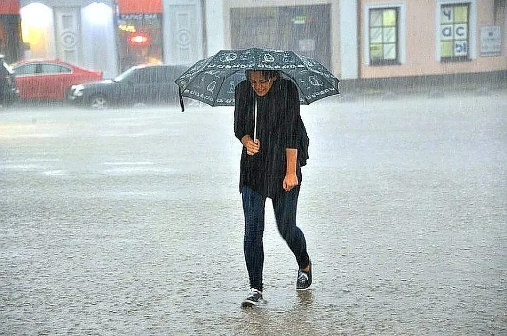 Сильный дождь. Ливень. Пасмурный день. Ливень. День прогулок под дождем.