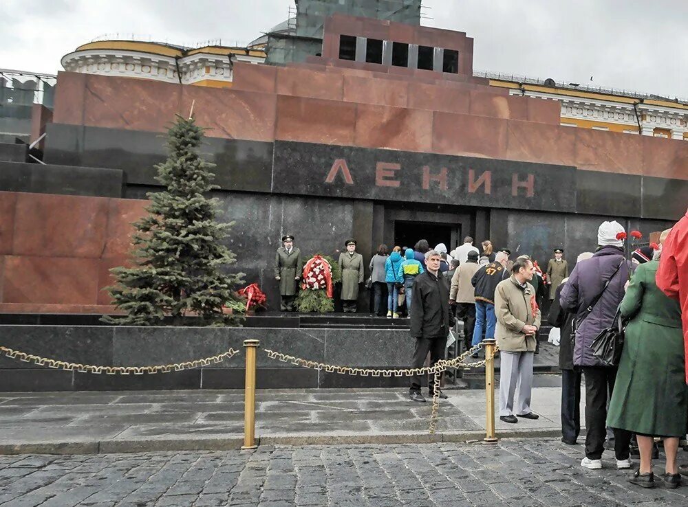 Почему ленин похоронен в мавзолее. Ленин владимир ильич в мавзолее. владимир ленин в мавзолее.