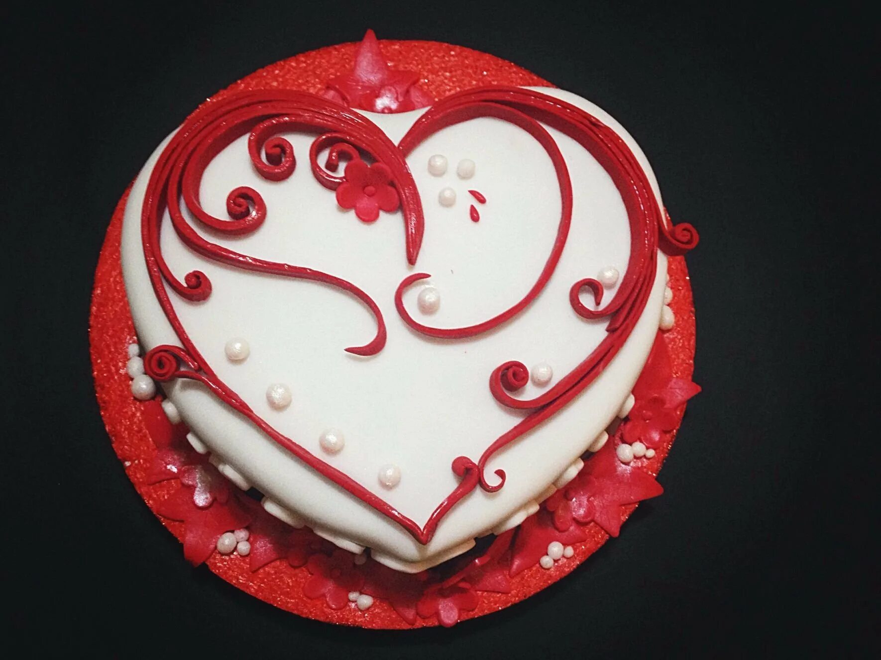 Красивый торт для любимого. Торт с сердечками. Торт любимому. Торт на 14 февраля. Торт сердце.