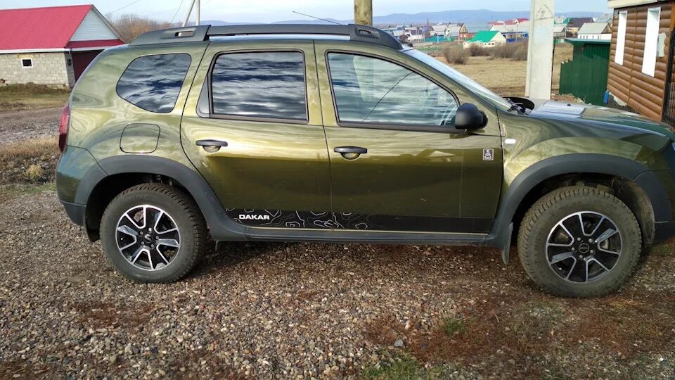 Колпаки на рено дастер. Рено Дастер Дакар зеленый. Renault Duster хаки. Дастер Дакар хаки. Reno Duster Dakar хаки.