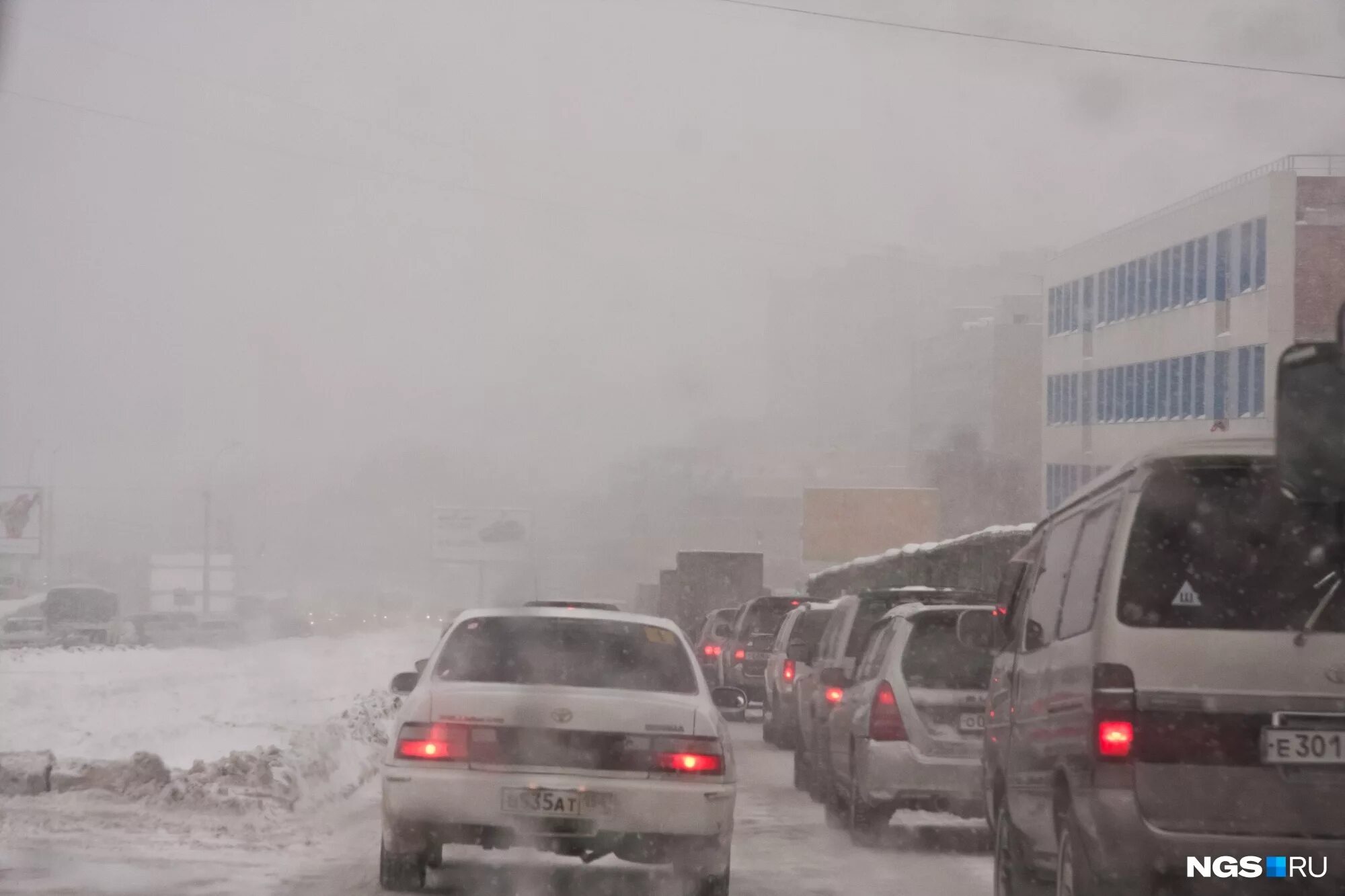 Пожар плохая видимость. Ухудшение погода в Кузбассе снег ветер. Прогноз погоды метели