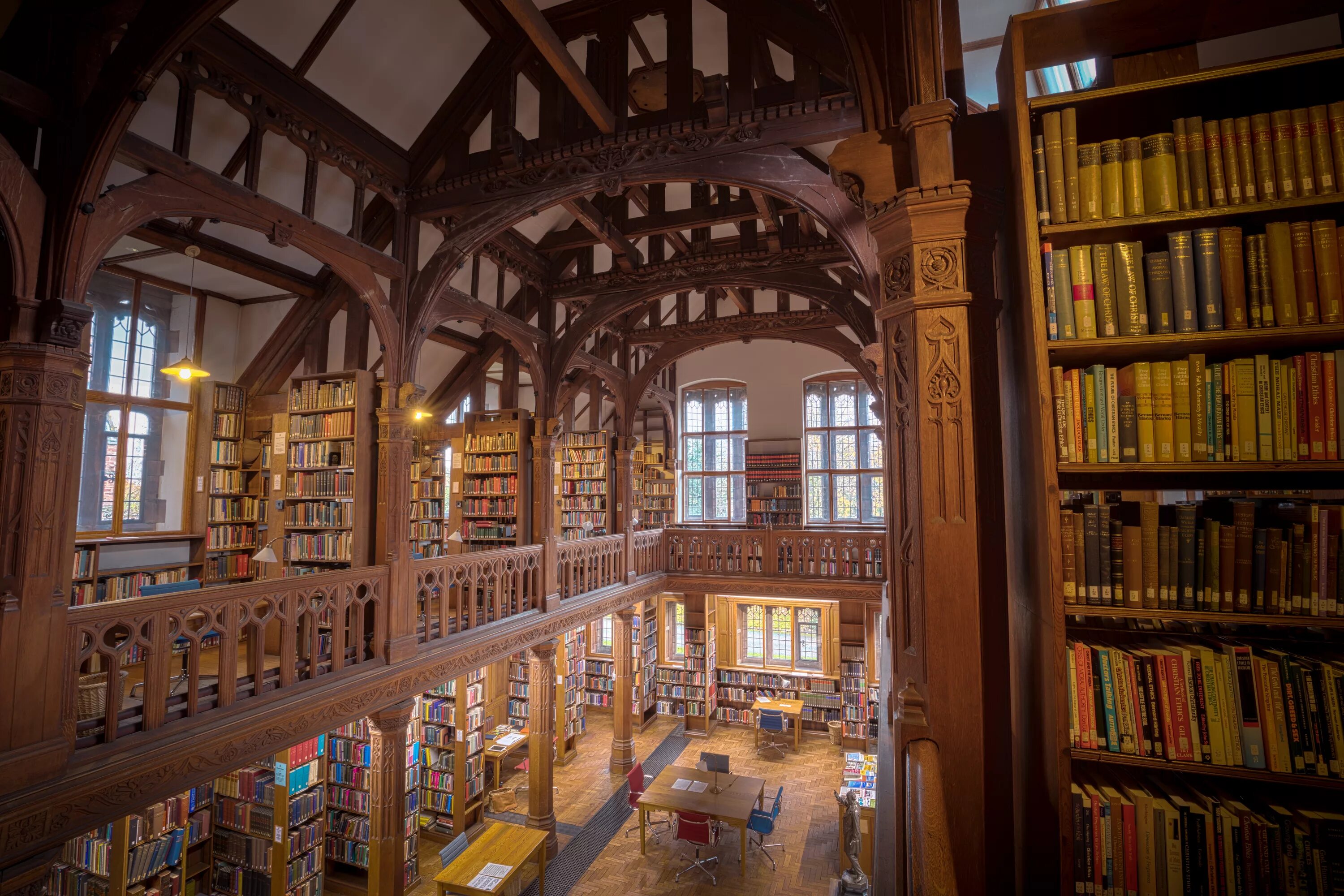 Правая библиотека. Библиотека Джорджа Пибоди, Балтимор, США. Библиотека аббатства Адмонт, Австрия. Старинная библиотека.