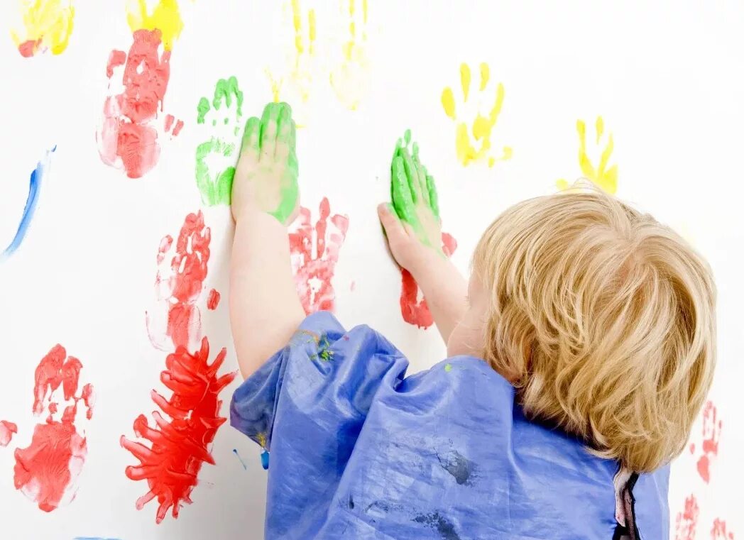 Children's painting. Рисование для детей. Ребенок рисует на стене. Руки для рисования. Рисование реки.