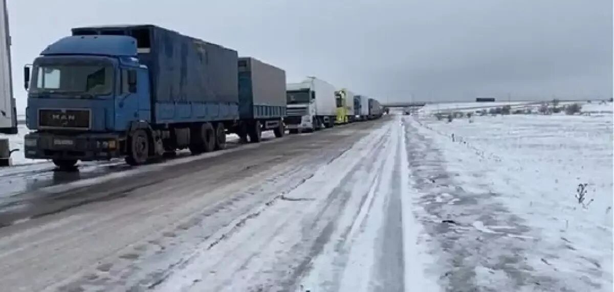 Какие дороги закрыли в казахстане. Непогода в Казахстане. В Казахстане из-за непогоды закрывают дороги. Какиедорогизакрыты ВПАВЛОДАРСКОЙ облости. Военно-грузинскую дорогу закрыли для большегрузов из-за непогоды.