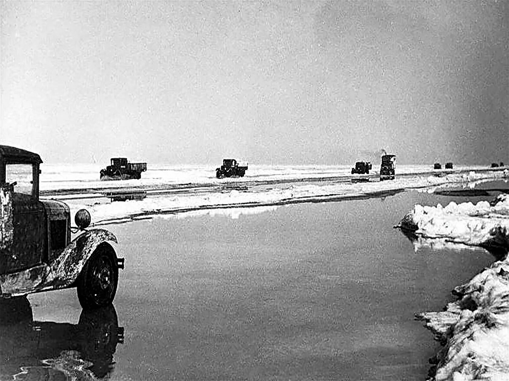 Дорога жизни Ленинград. Ладожское озеро блокада Ленинграда. Ленинград Ладожское озеро дорога жизни. Дорога жизни блокадного Ленинграда фото.