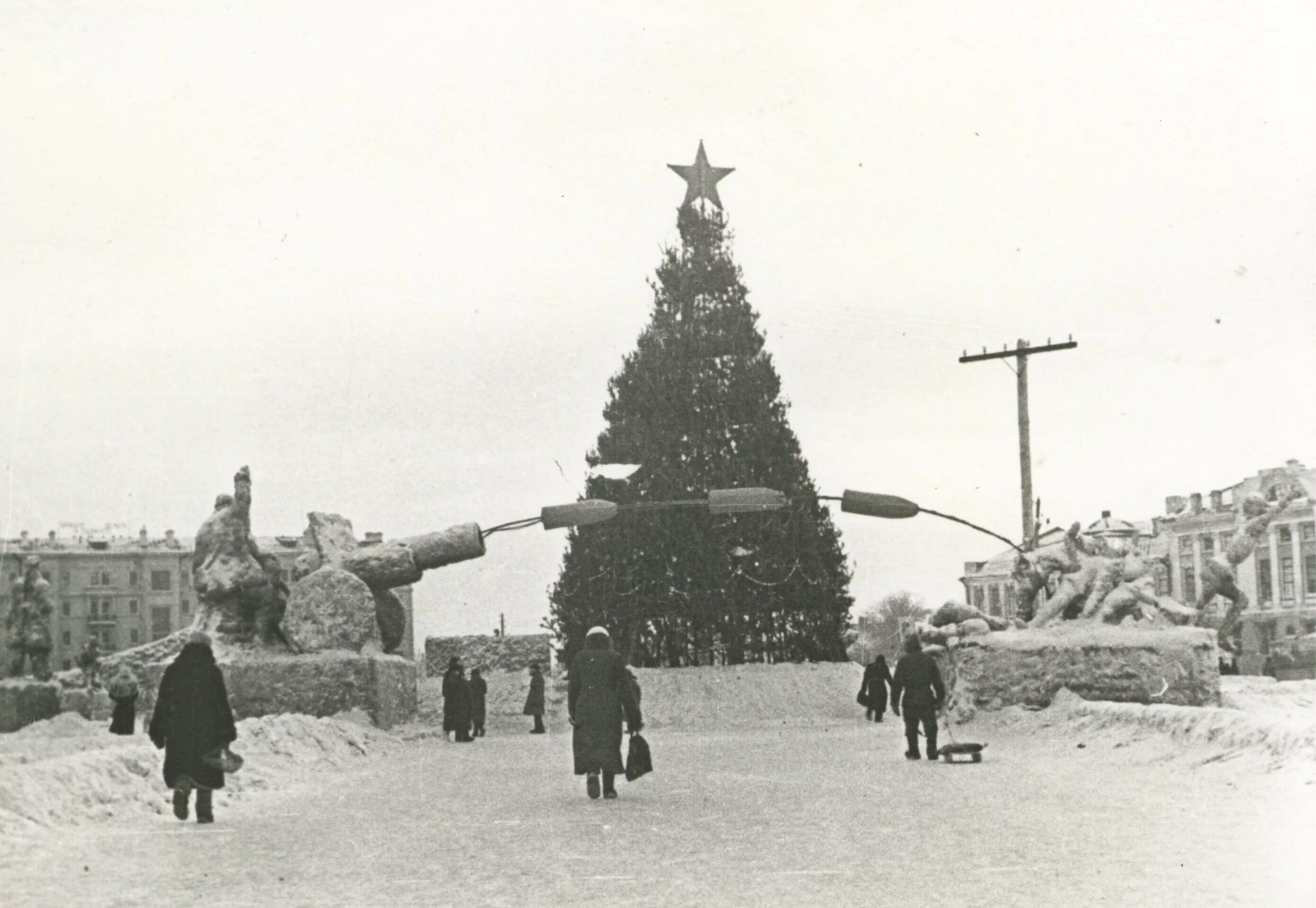 Омск 1942. Ледовый городок Свердловск 1942 год. Елка в блокадном Ленинграде 1942. Омск 1941. Новый год военного времени