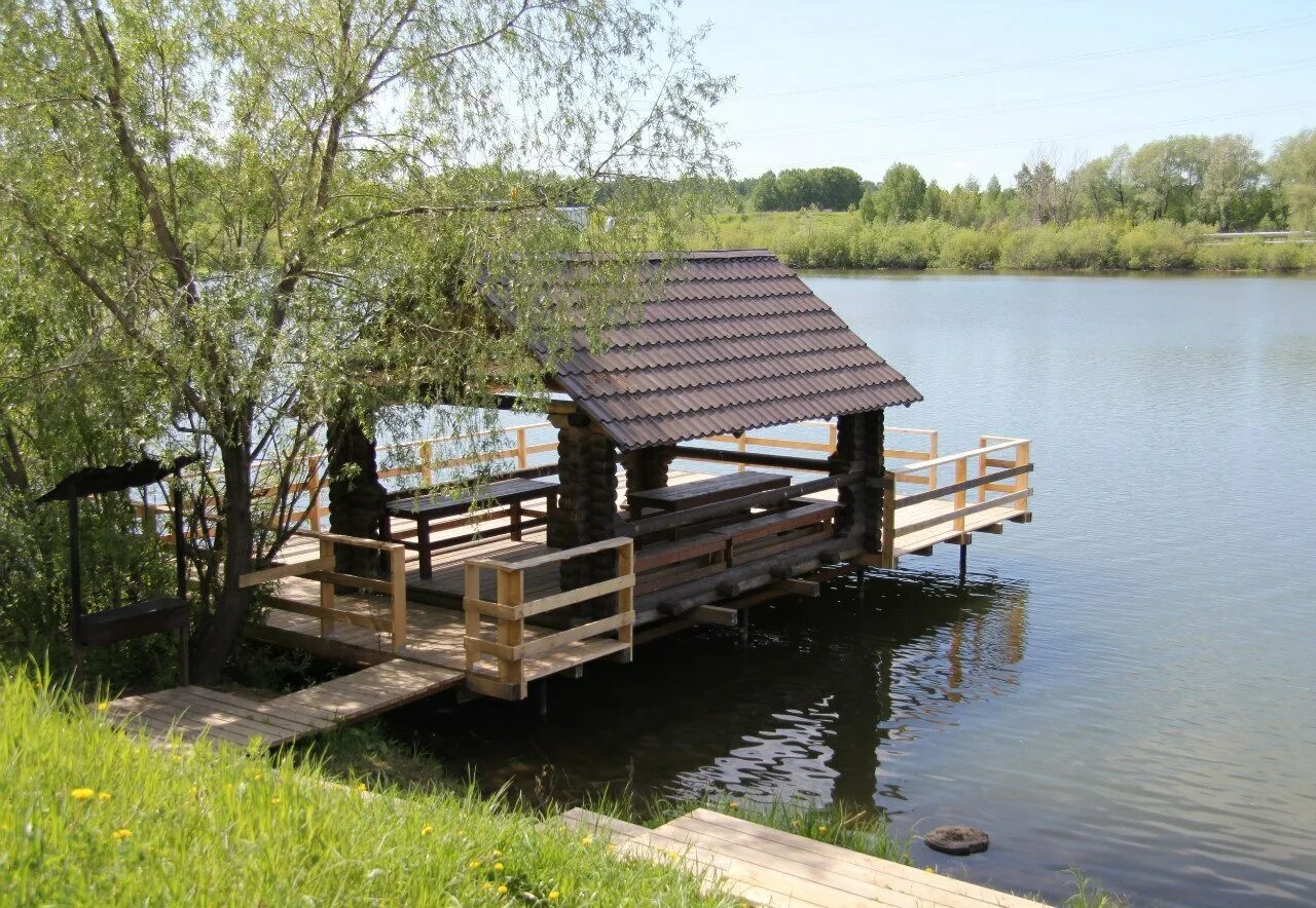 Платная рыбалка береговой. Беседка у озера. Беседка на берегу реки.