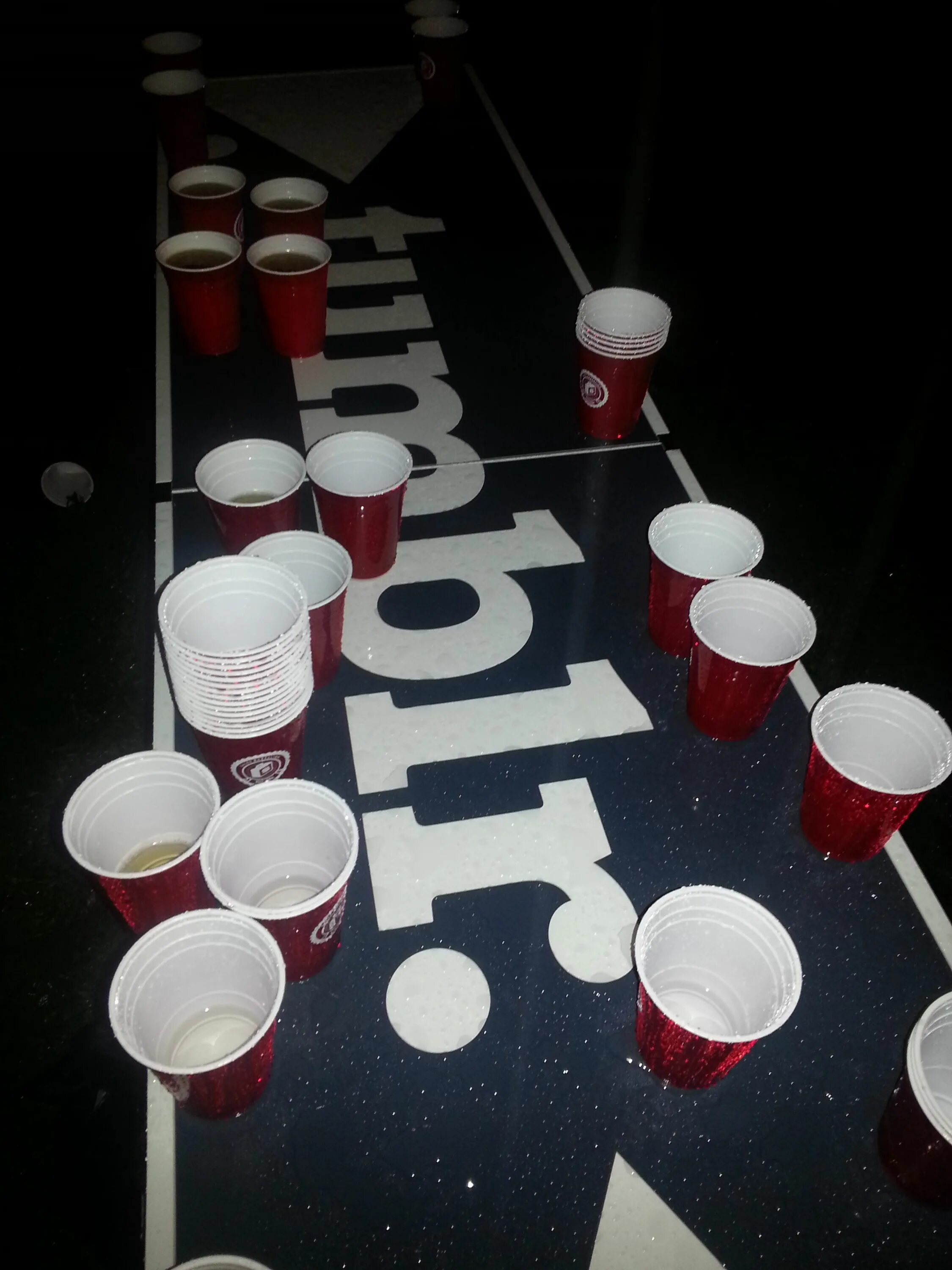 Beer pong игра. Пиво-понг. Beer pong набор. Пинпонг со стаканчиками. Пивпонг.