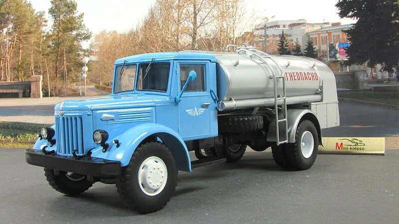 Тз машина. Тз-200 на шасси маз-200. Топливозаправщик тз-22 краз. Маз 200 топливозаправщик. Топливозаправщик тз-22 краз.