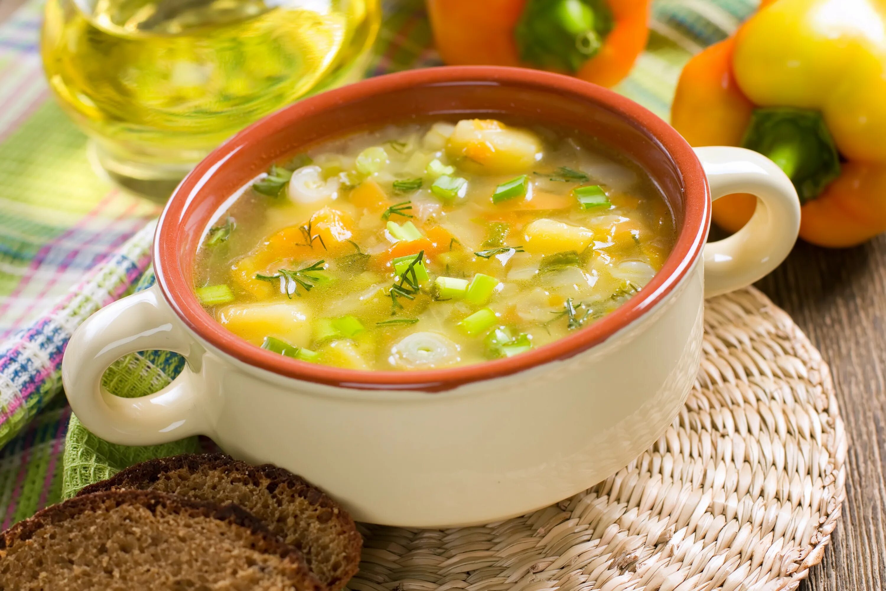 Рецепты супов без курицы. Суп на овощном бульоне. Овощной суп минестроне. Суп консоме овощной. П.