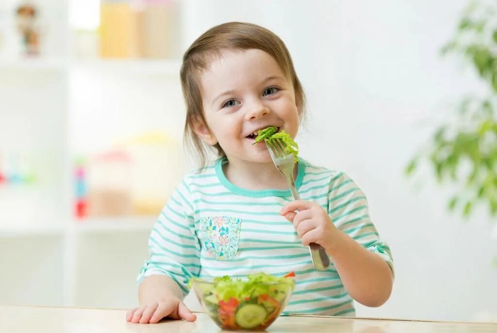Ребенок ест. Еда дошкольника. Ребенок завтракает. Диетотерапия у детей.