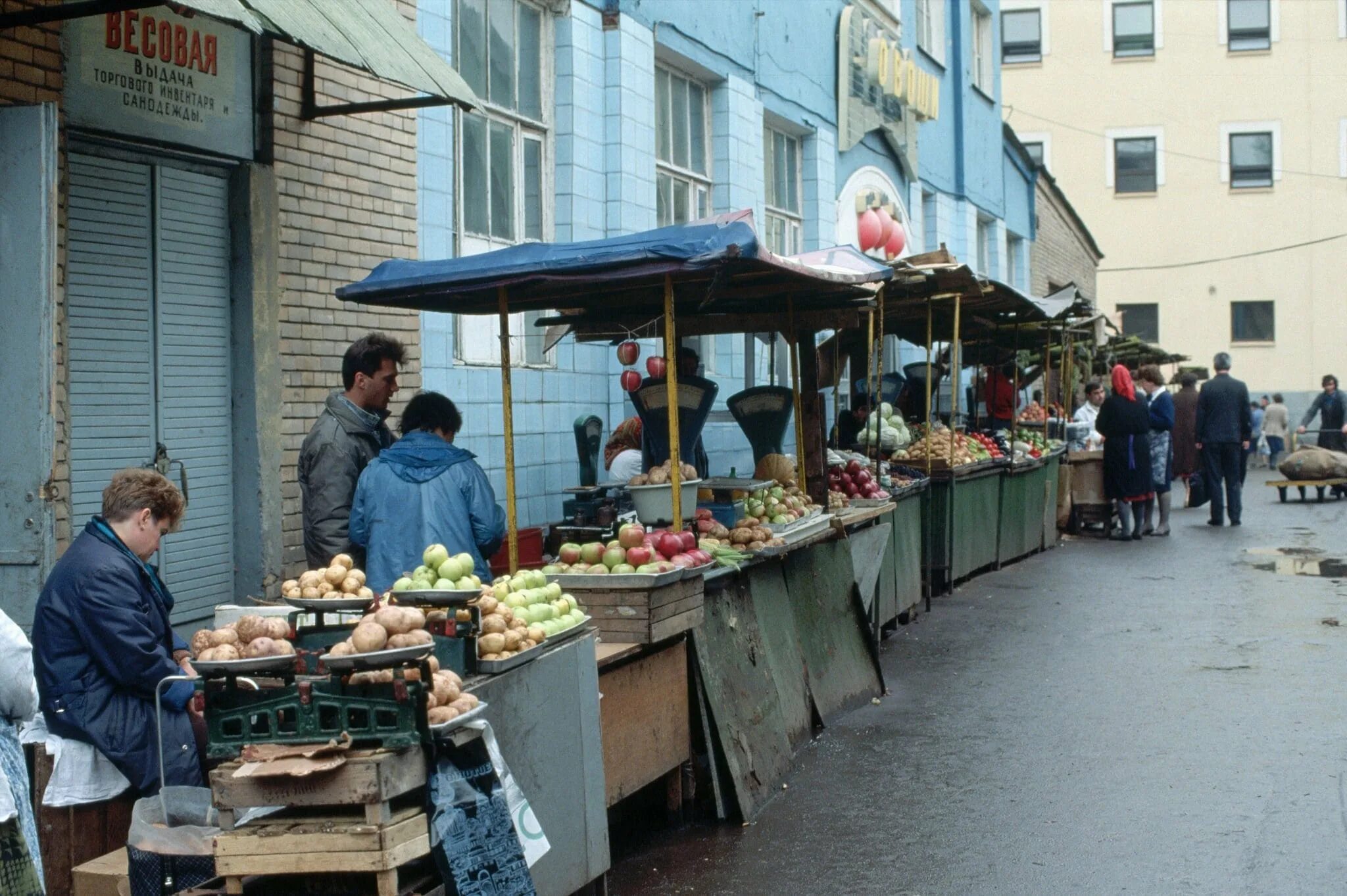 Москва 90-е рынки. Центральный рынок Тюмень 90е. Центральный рынок (Москва) в 90е. Продуктовый рынок 90е Белгород.