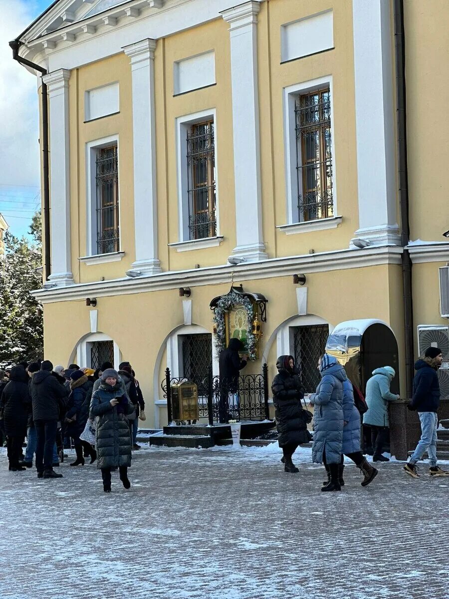 Обретение мощей матроны московской. Очередь к матушке матроне. Паломники к матроне московской. Покровский монастырь мощи матроны. Мощи матроны московской в москве покровский монастырь.