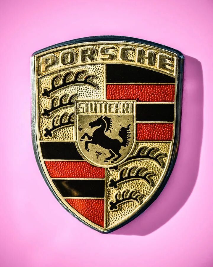 Логотип Porsche на капоте цвета коричневый металлик. Редакционное фото № 4166030