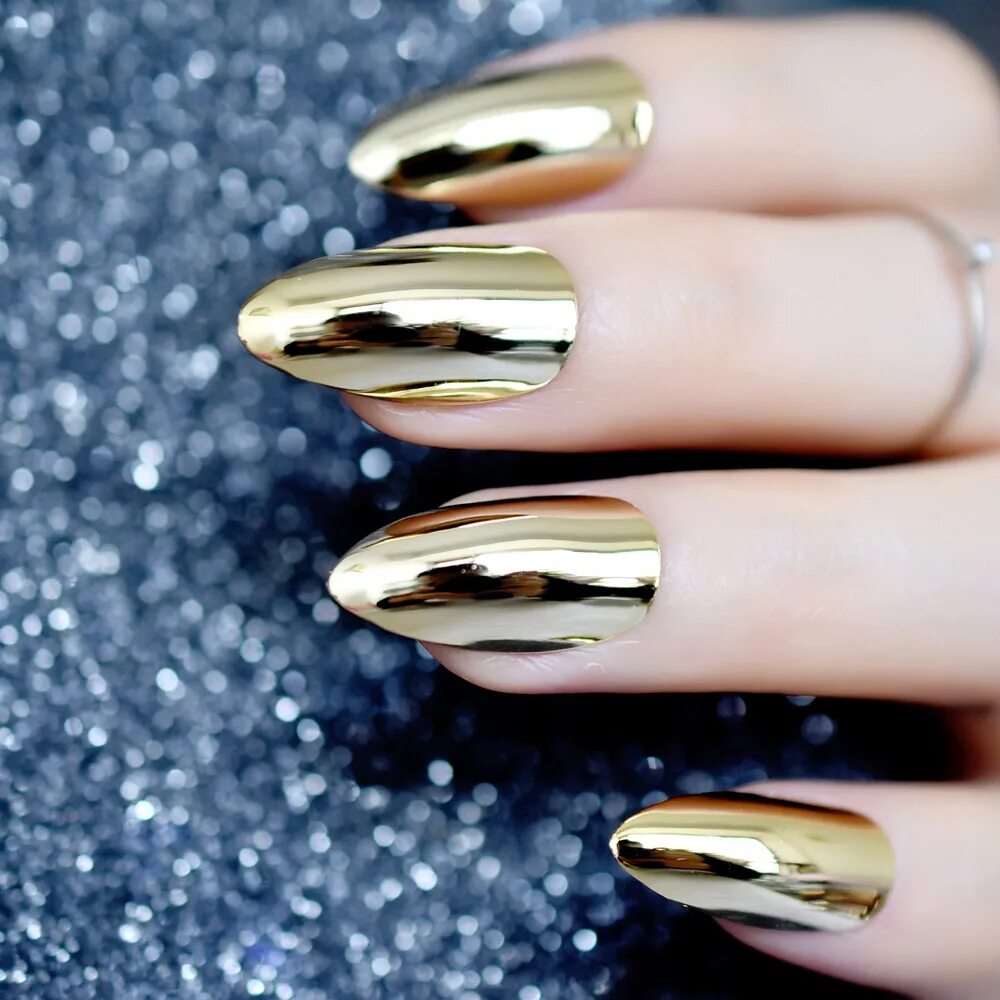 У золота серебристый цвет. Золотые ногти. Ногти золотистые. Зеркальный золотые ногти. Маникюр металлик.