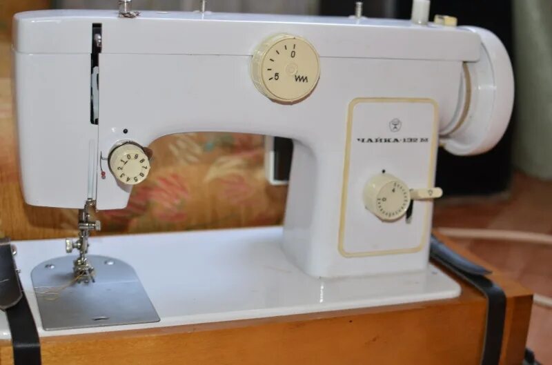 Швейная машинка Чайка 132м. Ручной привод для швейной машины Чайка. На Юле б.у Швейные машинки. Продаю б у швейное