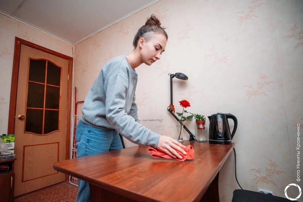 Уборщица общежития. Уборка в общежитии. Уборка общежития. Уборка в общаге. Горничная в квартиру.