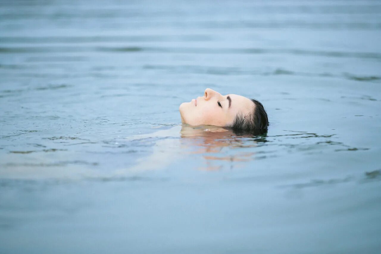 Флоатинг море. Расслабление. Девушка лежит в воде. Флоатинг в Москве. Спасение девушки из воды.
