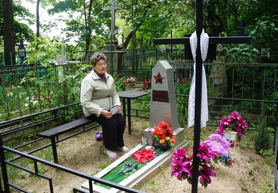 Обязательно ли идти на кладбище. Бобков юрий николаевич могила. родственное захоронение. день рождения на кладбище.