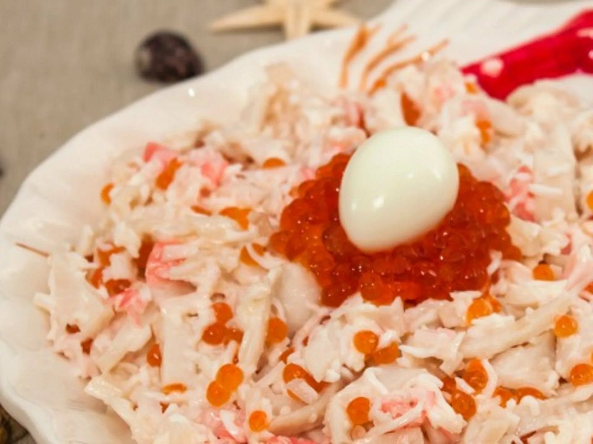 Салат королевский с кальмарами и красной икрой. Салат нептун с креветками и кальмарами и красной икрой. Салат с кальмарами и красной икрой. Салат царский с красной икрой и кальмарами. Салат морской нептун.