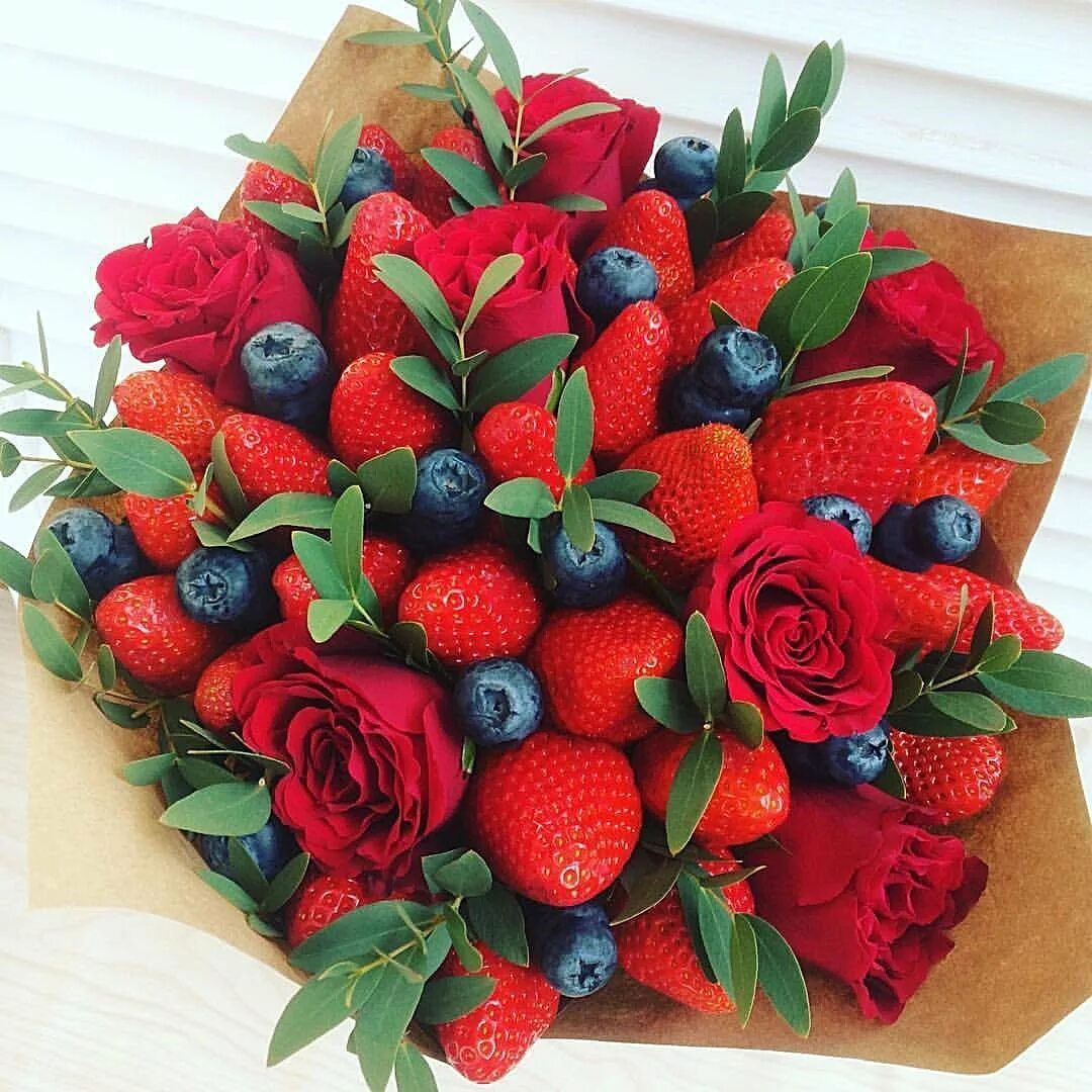 Букет из ягод. Berry букеты. Букет из клубники. Стильные букеты с ягодами. Berry букеты.