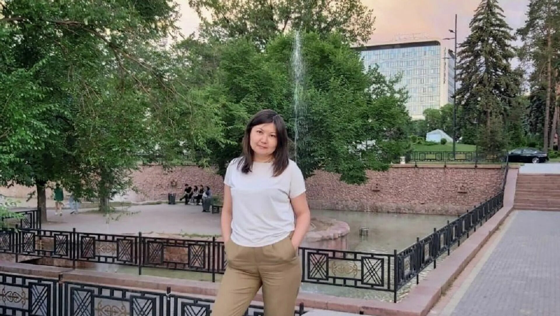 Алма-ата столица казахстана. В алма ате женщина. В алма ате женщина. Алма-ата казахстан. Следуй за мной фото.