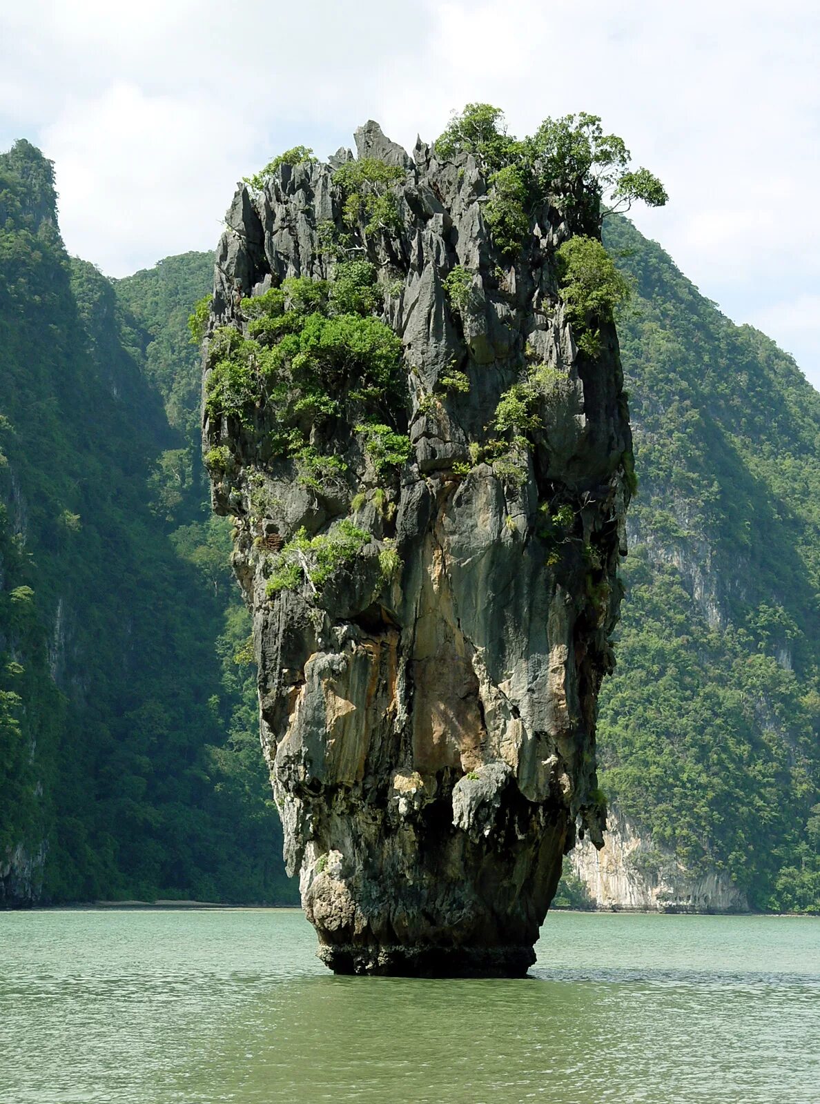 Парящие скалы в тайланде. Остров джеймса бонда в тайланде фото. Таилан островк джеимсбонда. Пляжи со скалами тайланд. Скалы гуилини тайланд.