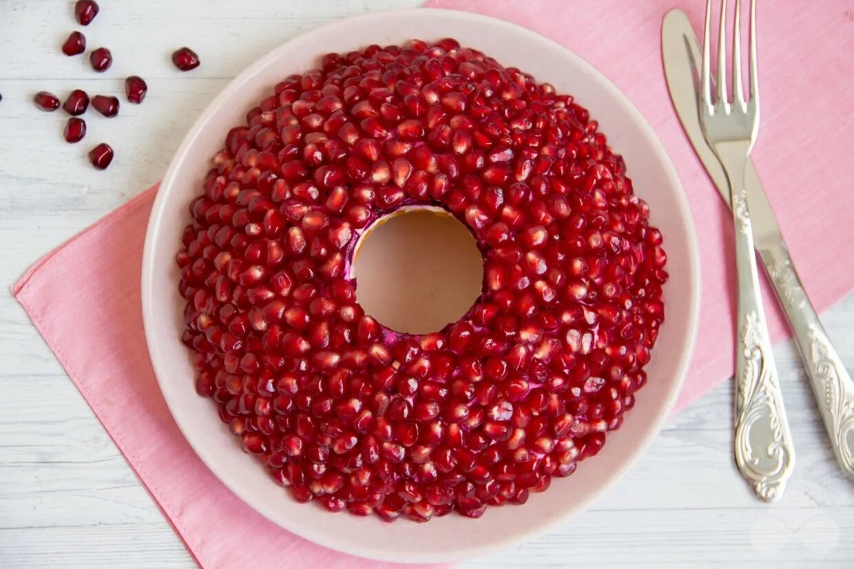 Гранатовый браслет салат с черносливом. Salat гранатовый браслет. Салат гранатовый рубин. Пошаговый рецепт гранатового браслета салат. Салават гранатовый браслет.