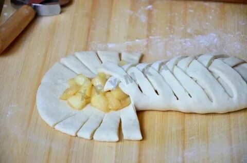 Пирог косичка из слоеного теста